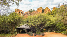 AMALINDA LODGE - liegt versteckt in den Matobo Hills, dem ältesten Nationalpark Zimbabwes / GPS: 20°28'55
